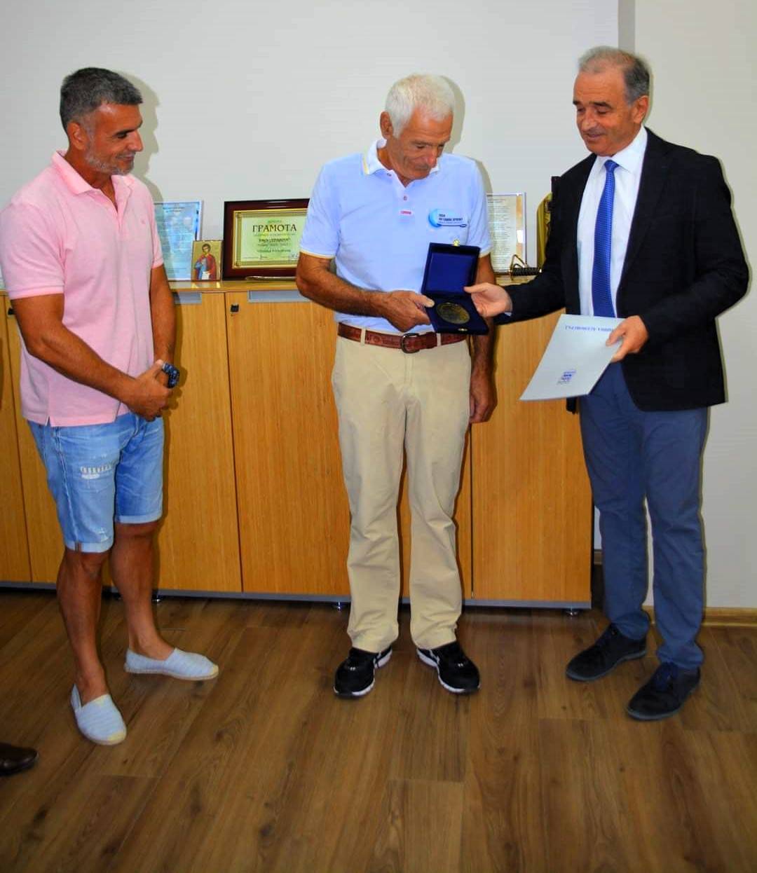  Кметът на Асеновград доктор Христо Грудев посрещна ветерана в гребането асеновградчанина Асен Чойков. 74-годишният Чойков завоюва II място на Световното състезание по кану-каяк в Пловдив 